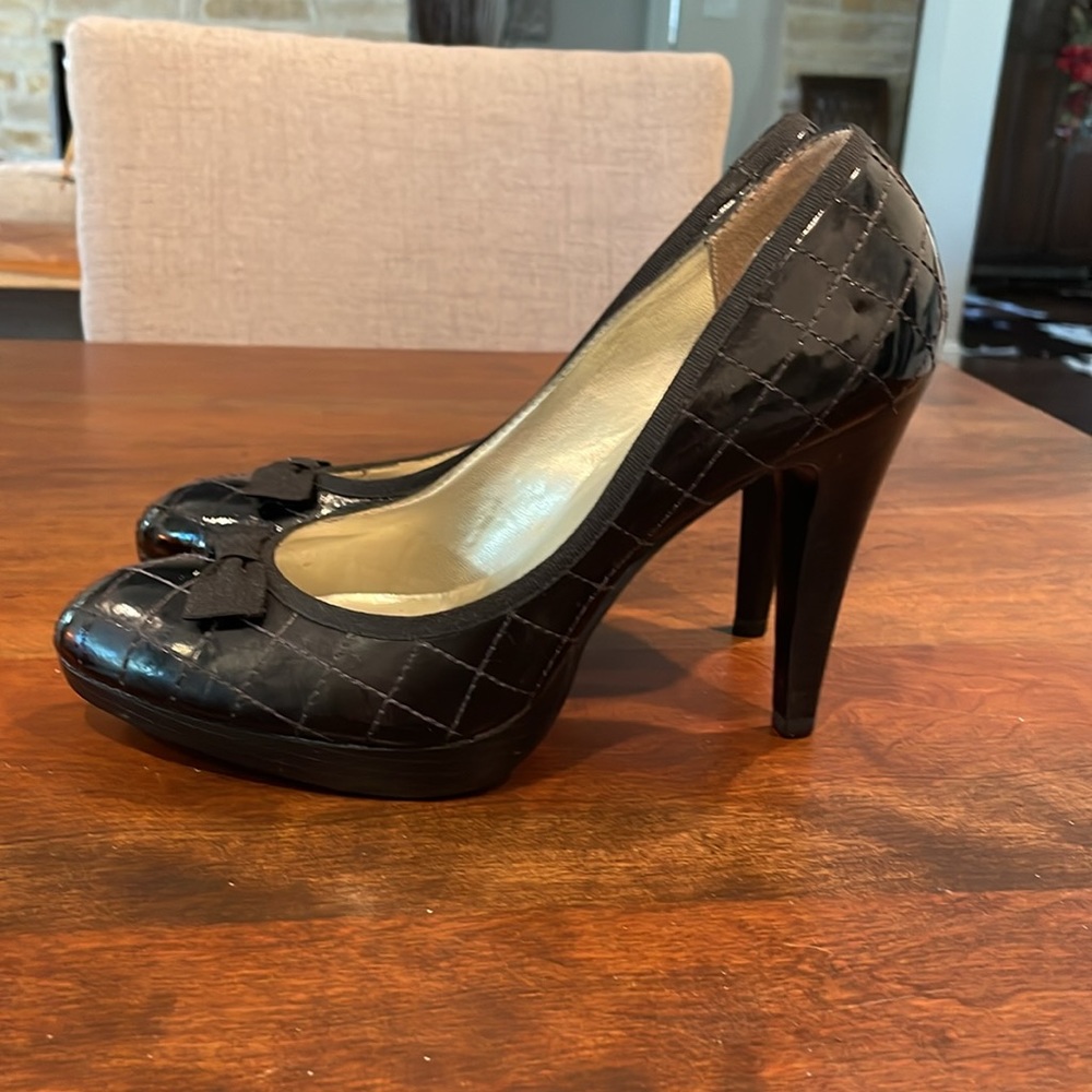 Nine West black patent leather pumps